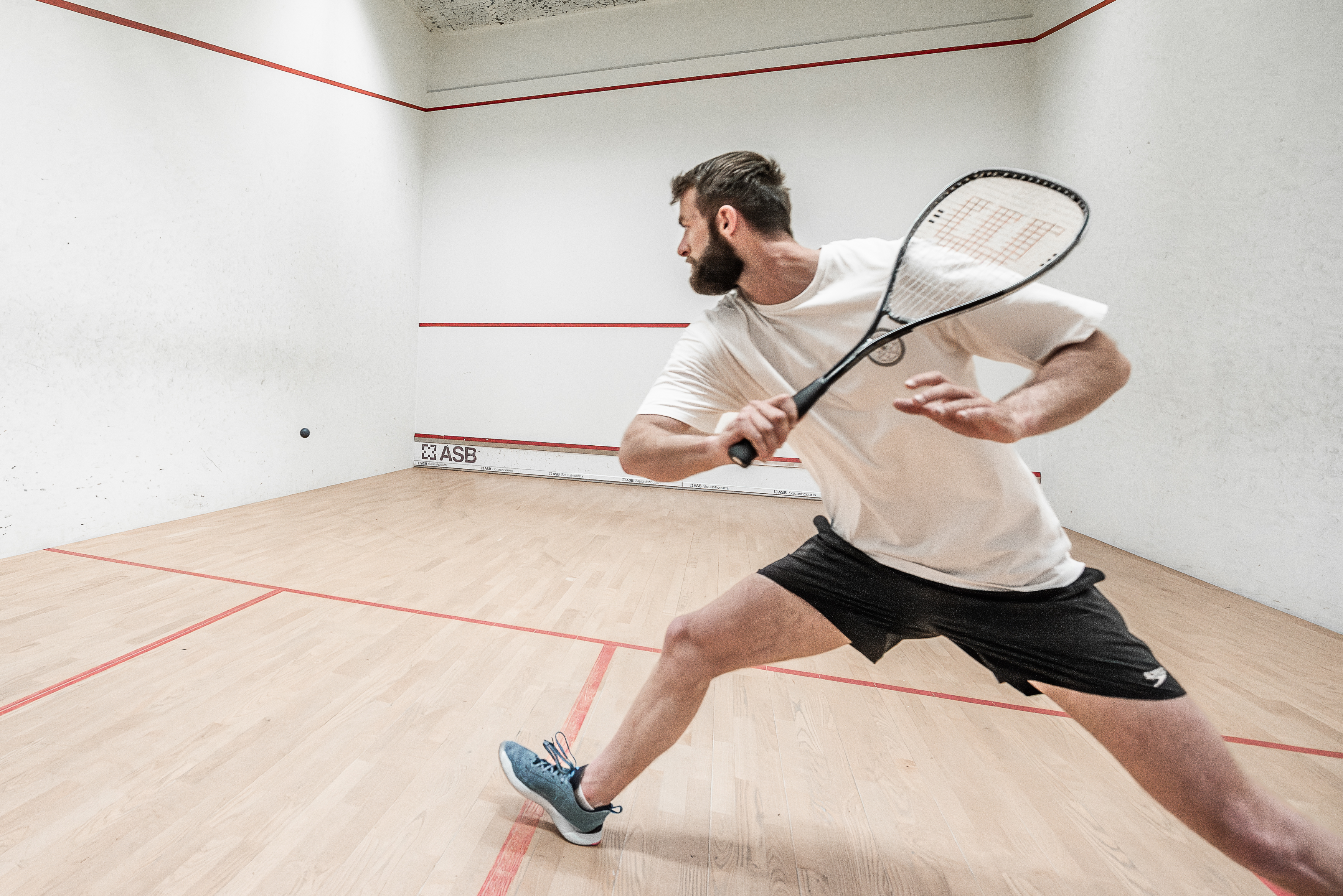 Sportifs en train de jouer au squash dans la salle de squash du Centre Aquasportif de Val d'Isère