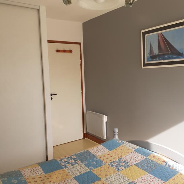 vue de la chambre avec grand placard de rangement