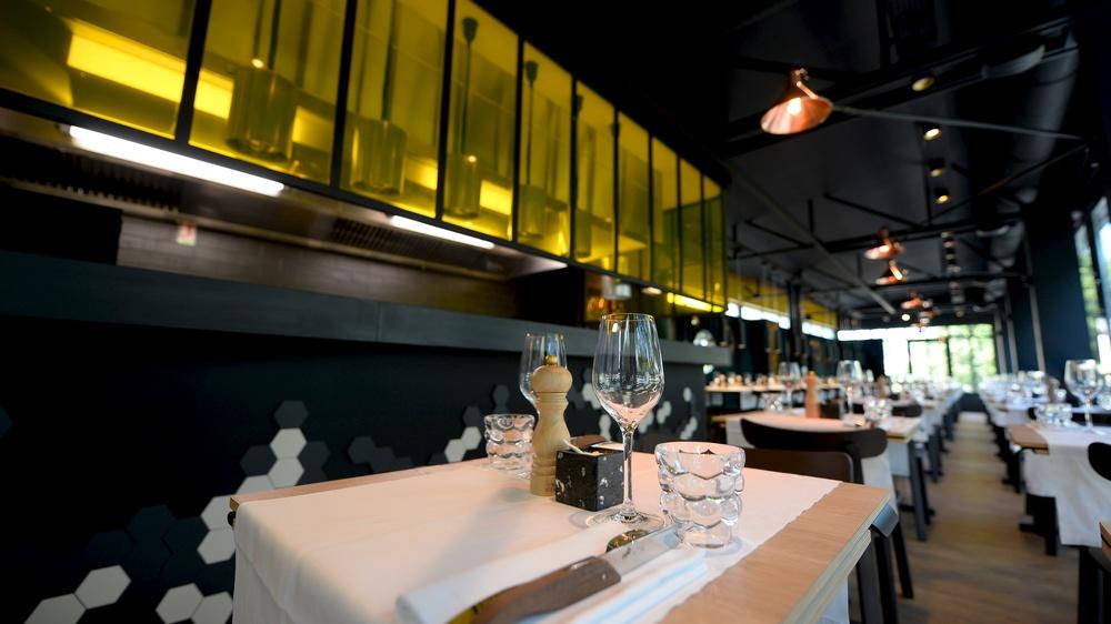 Zoom sur une table dressée dans le restaurant