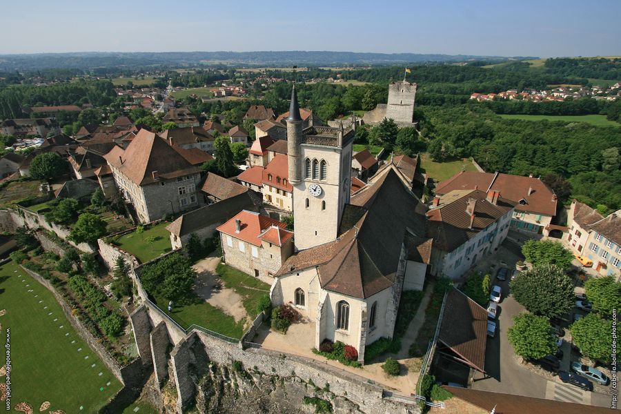 Vue aérienne vieille ville Morestel