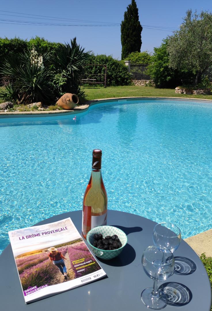 Au bord de la piscine, sous le chant des cigales