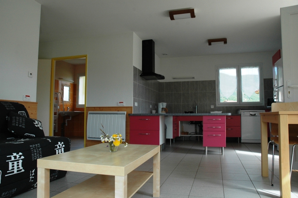 Espace de vie 1 avec son coin séjour avec table basse et canapé confortable aux Chalets de la Frache à Vassieux en Vercors