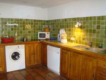 Coin cuisine avec plaques électriques, ameublement bois, carrelage