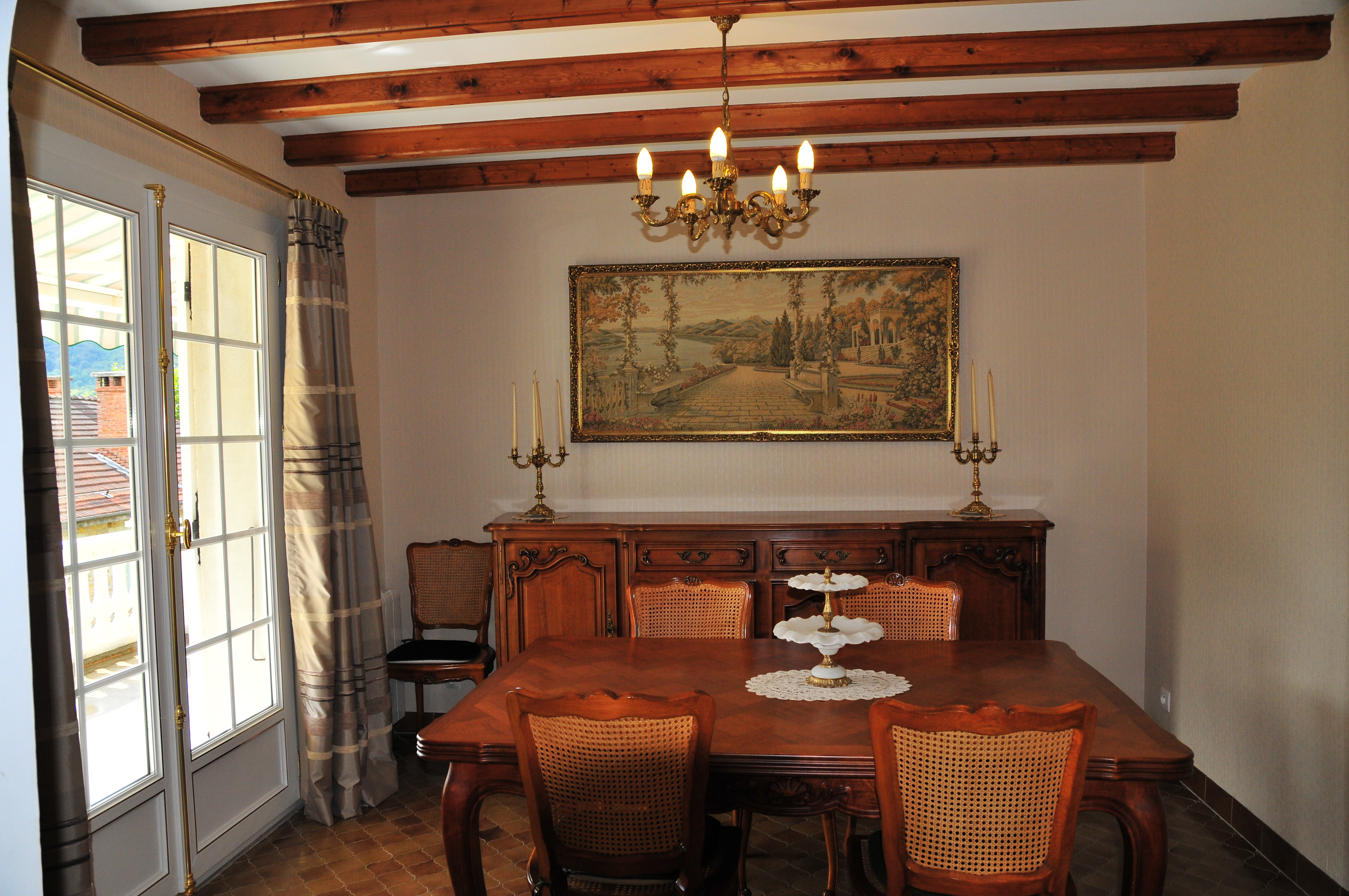 Le séjour, de la villa Gîte les Althéas à La Chapelle en Vercors, avec accès direct à la terrasse