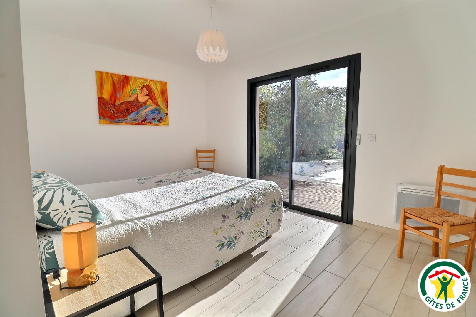 Chambre suite avec un lit double (1x160x200), salle d'eau privative/wc, dressing, accès direct à la terrasse