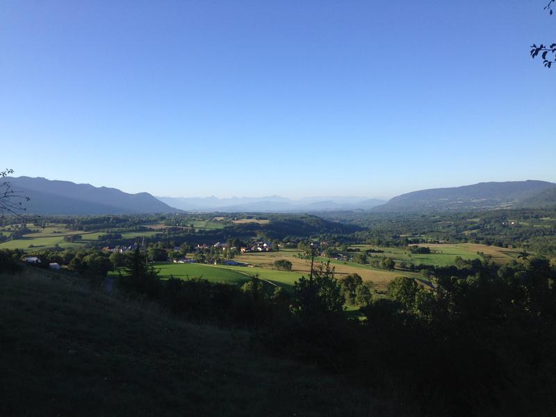 Vue sur le Valromey, le Grand Colombier, la Chartreuse et le Vercors depuis Hotonnes