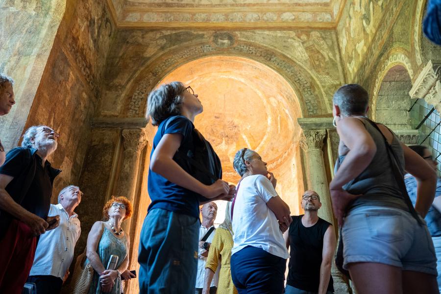 Visite guidée de l'église abbatiale bénédictine et des fresques romanes de la Chapelle des Anges de Saint-Chef_Balcons du Dauphiné