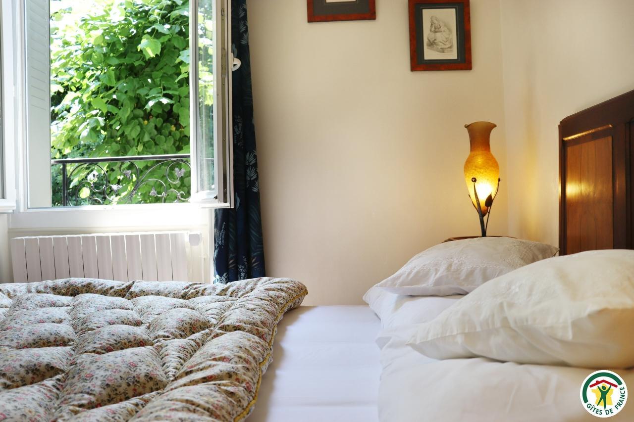 A l'étage, Chambre côté jardin avec lit double en 140