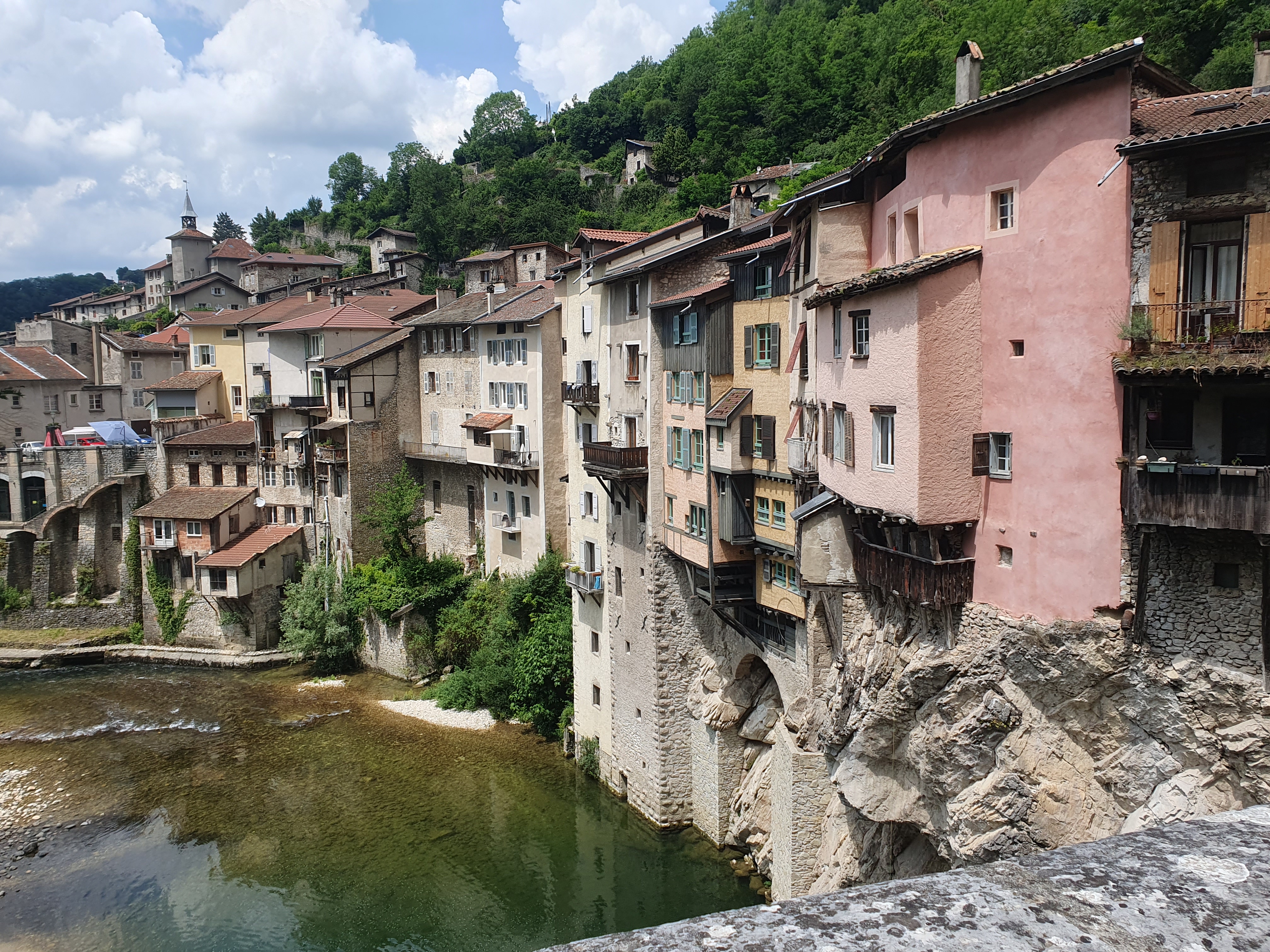 Pont en Royans et ses célèbres maisons suspendues enjambant la Bourne.