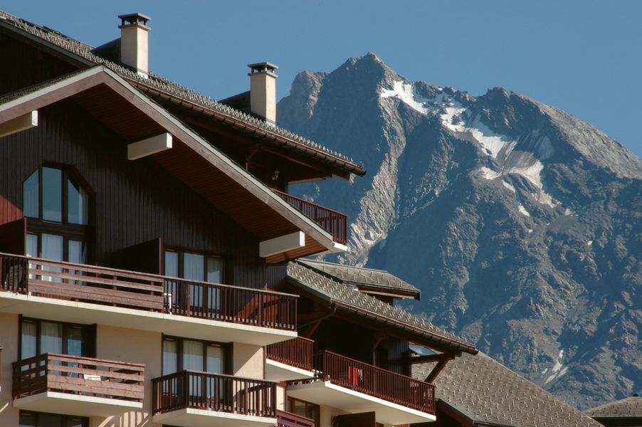 Chalets avec le massif montagneux