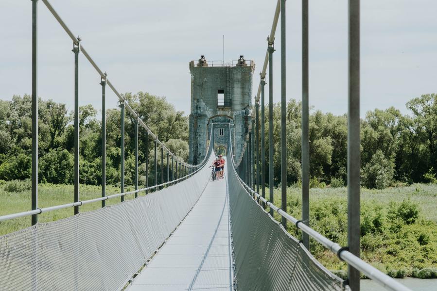Passage sur la passerelle himalayenne