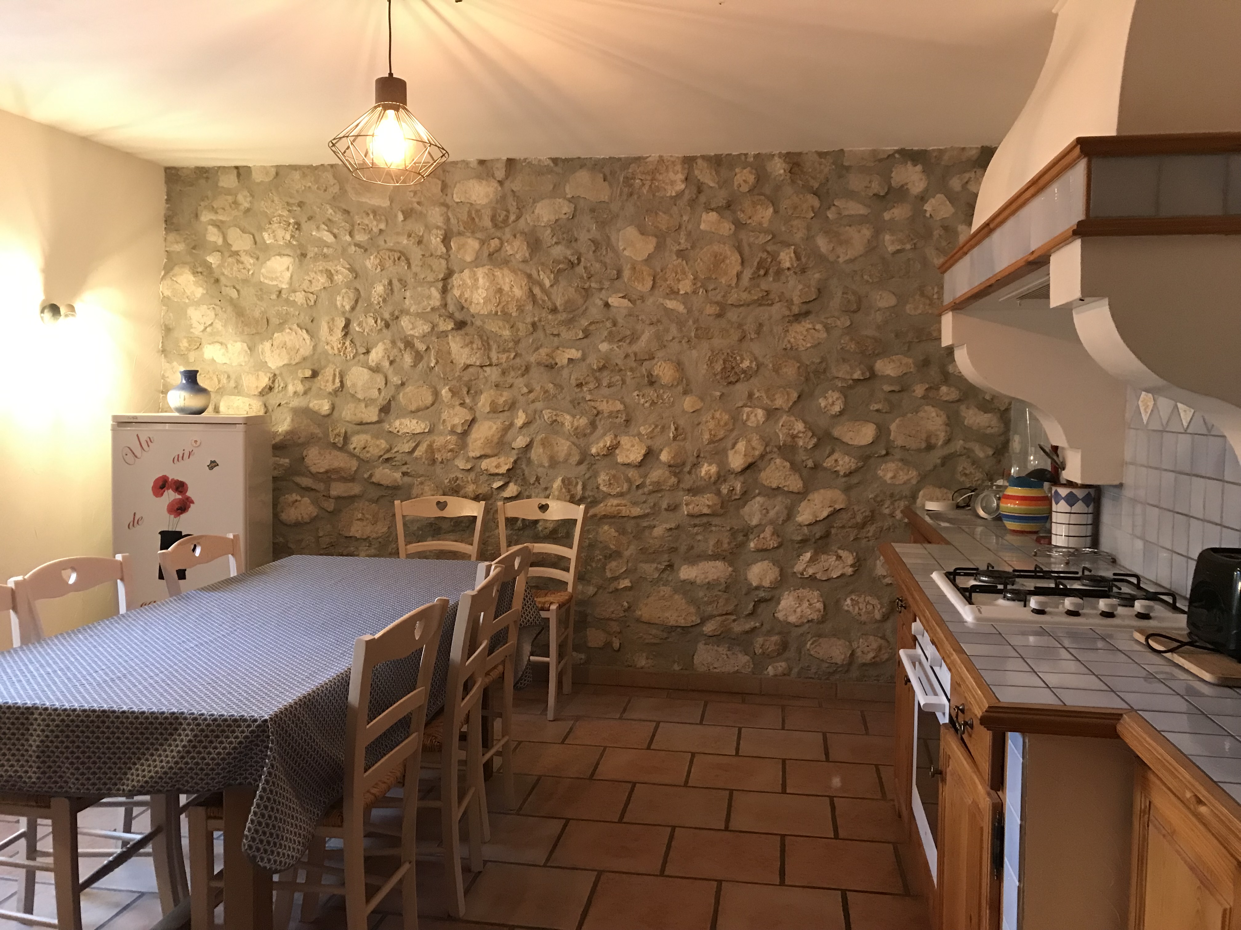 Cuisine équipée du Gîte l'Escale à Saint Agnan en Vercors avec un mur en pierres apparentes