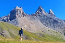 Randonneuse sous les Aiguilles d'Arves au départ du Chalet d'la Croë