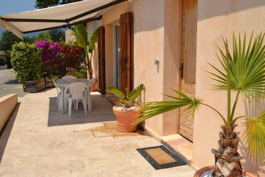 Gîte Petite Maison d'Amis-Entrée et Terrasse-La Gaude-Gîtes de France Alpes-Maritimes