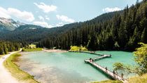 La photo montre le lac de la Rosière et son eau turquoise