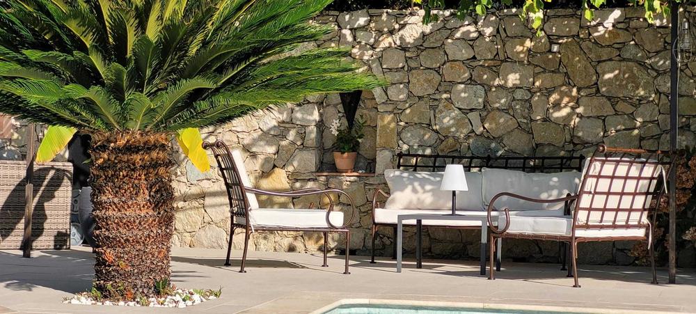 Coin Salon dans pergola piscine Gîte Macalinewa Gîtes de France Alpes-Maritimes Saint-Jeannet