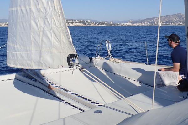 Catamaran à voile dans les îles du Frioul. Départ Mucem