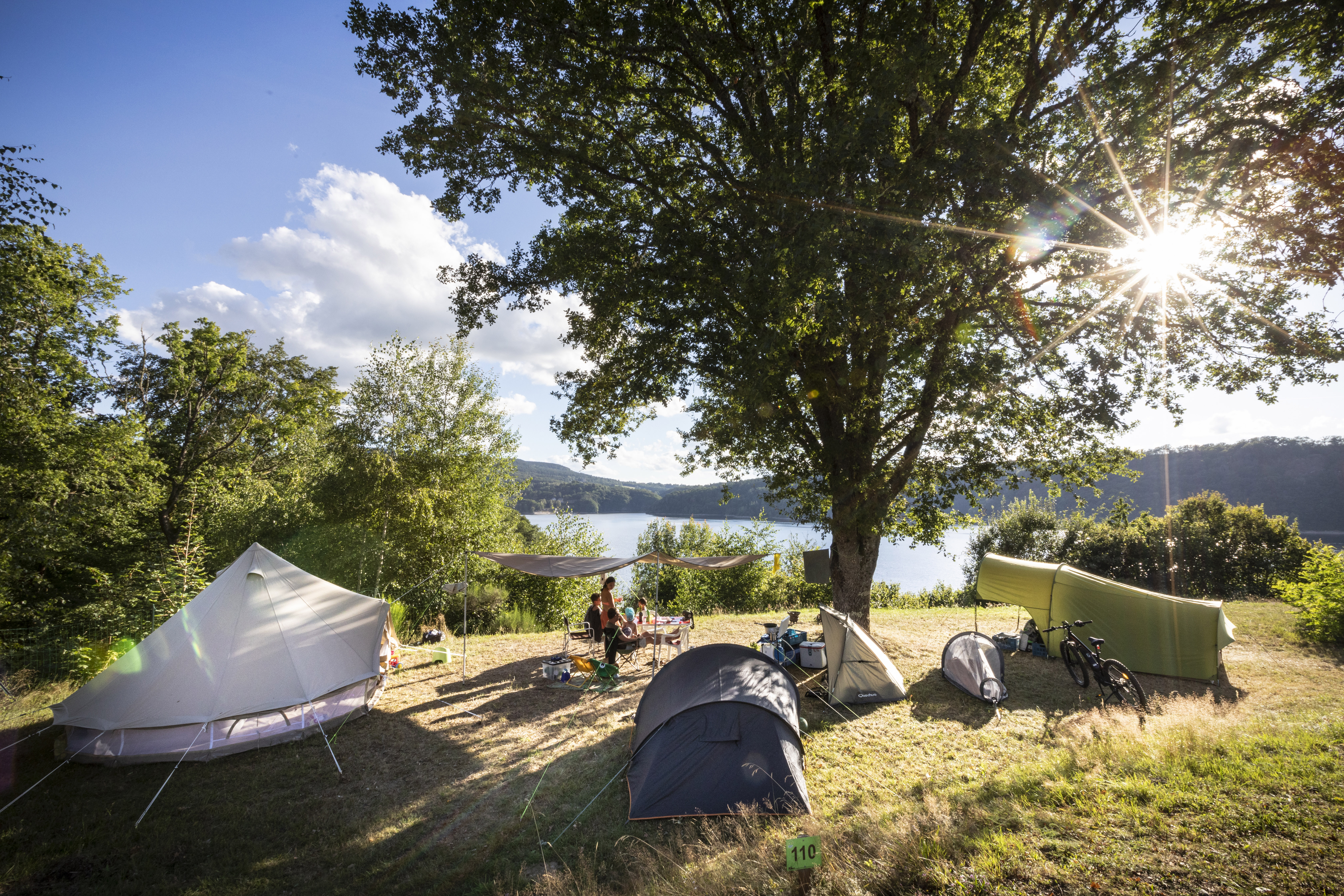 Emplacement + aire de service - Camping Huttopia