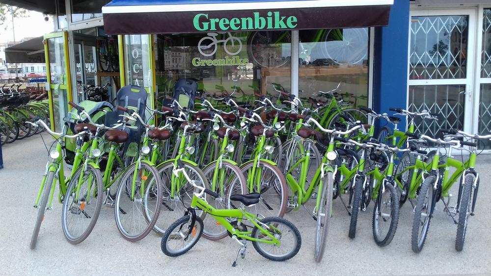 Une trentaine de vélos verts devant la facade.