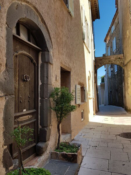 Portes anciennes à Gassin, l'un des Plus Beaux Villages de France - https://gassin.eu