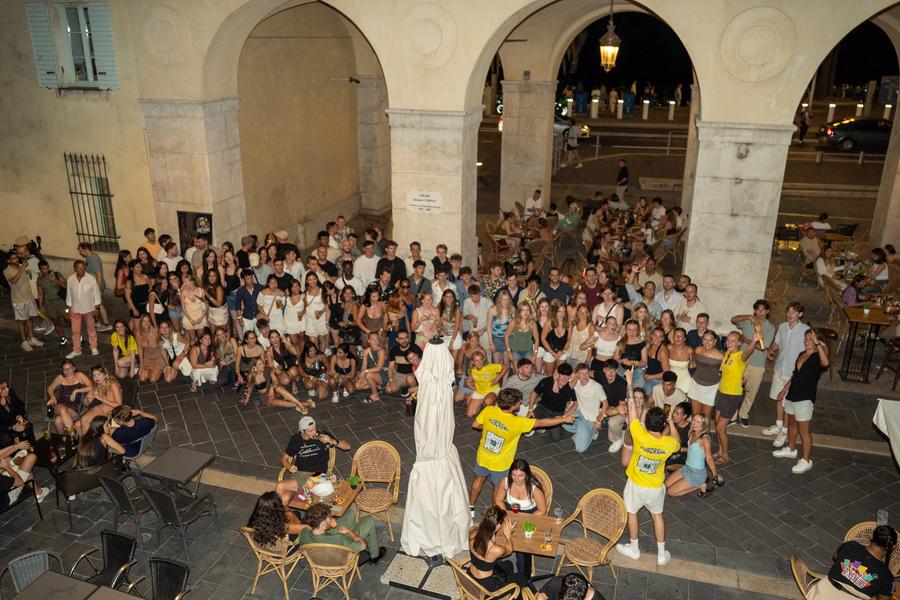 Groupe international participant à une expérience de pub crawl à Nice sur la Côte d’Azur, entre convivialité, rencontres et découverte de la vie nocturne locale.
