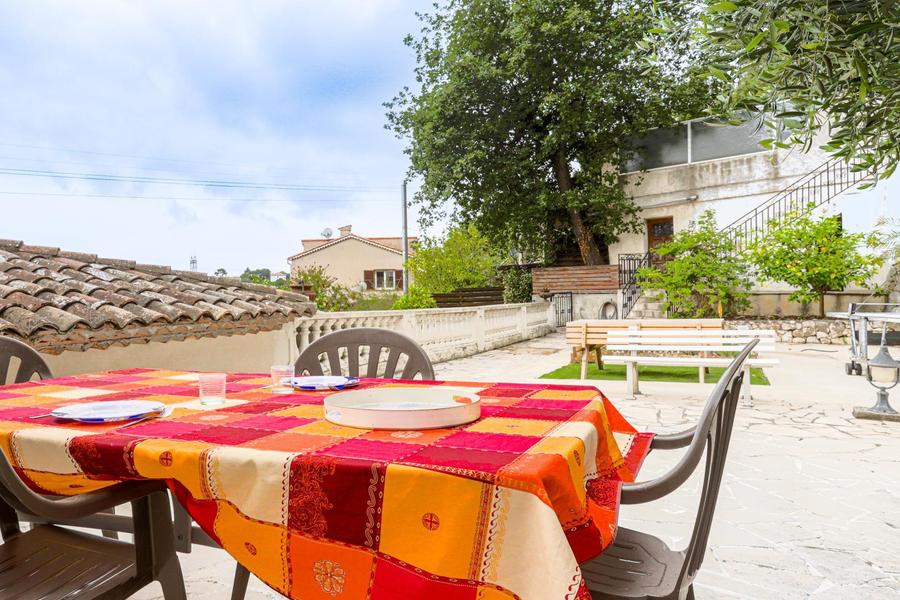 Gîte Le Clos du Noyer Renard-Terrasse Extérieure-La Gaude-Gîtes de France Alpes-Maritimes site vacancesriviera06.com 