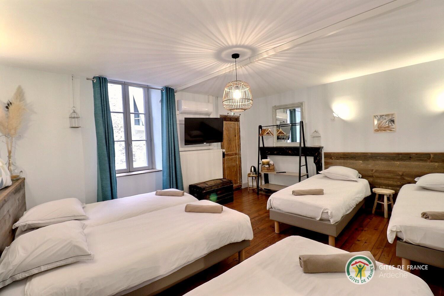 Chambre Mimi avec cinq lits 90