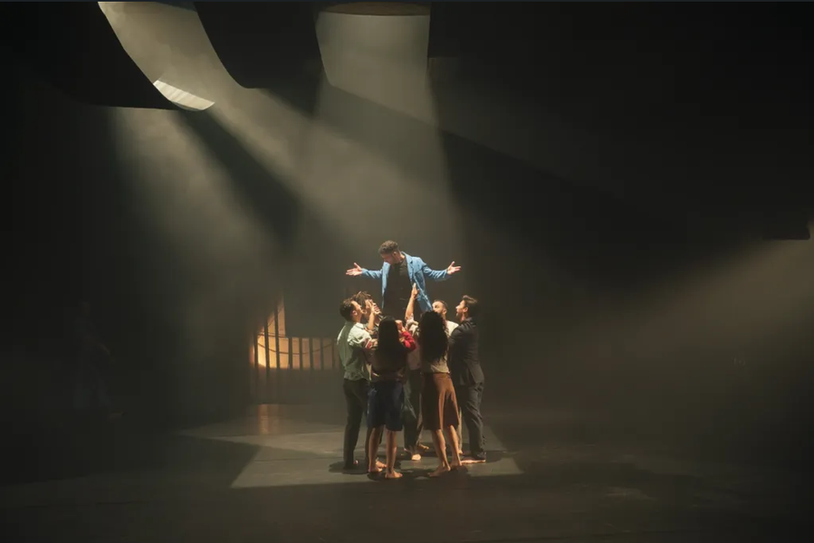 Bus-spectacle : Ballet pour 13 acrobates et danseurs Hip Hop : 