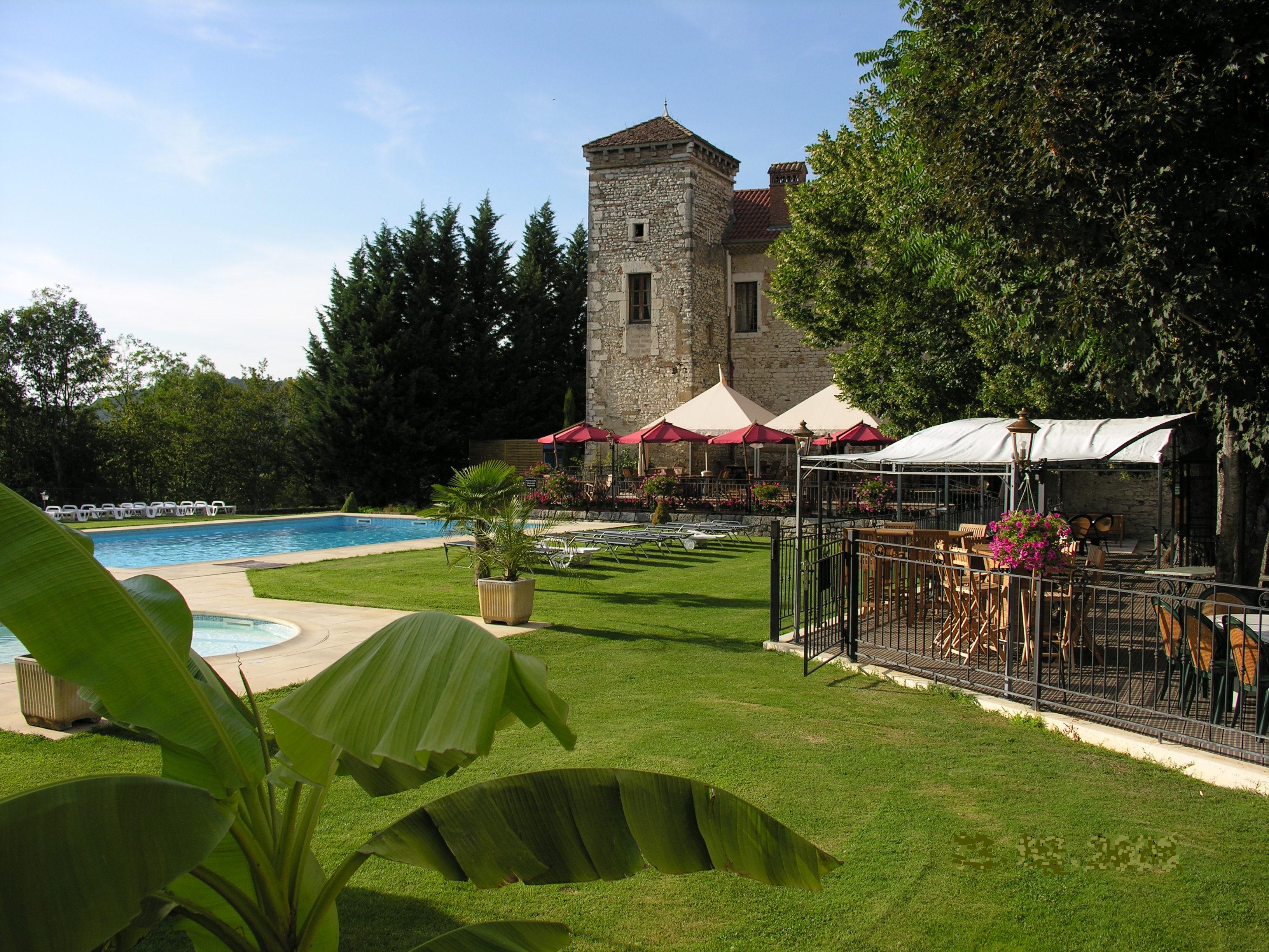 Bistrot d'été - Château du Chapeau Cornu - Vignieu - Balcons du Dauphiné - Nord-Isère - à moins d'une heure de Lyon