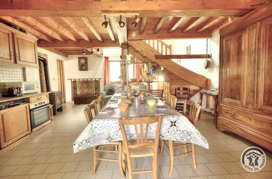 Gîte de la Collonge à Affoux, en Haut Beaujolais, dans le Rhône : le séjour au rez-de-chaussée.