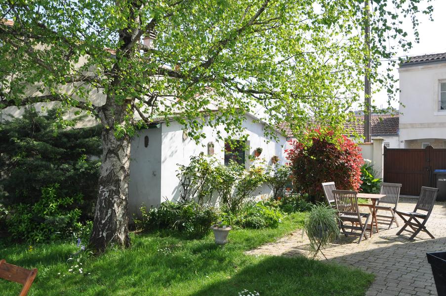 Jardin et terrasse avec table et chaises