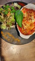 Plat de lasagnes avec basilic et légumes