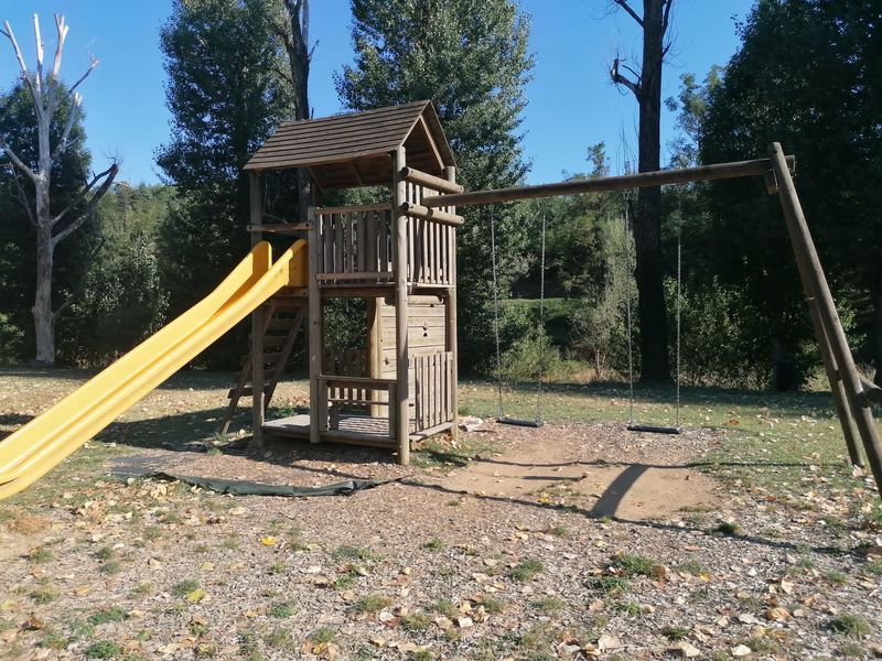 AIRE DE JEUX CAMPING DE PIERRAGEAI