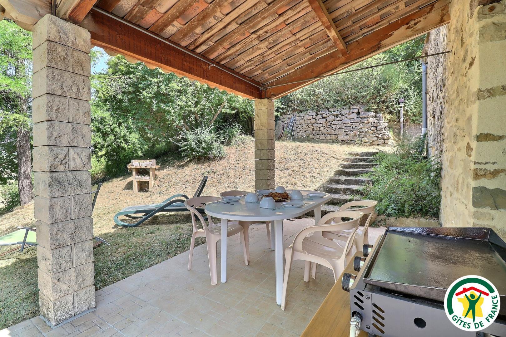 Terrasse privative, abritée avec plancha gaz