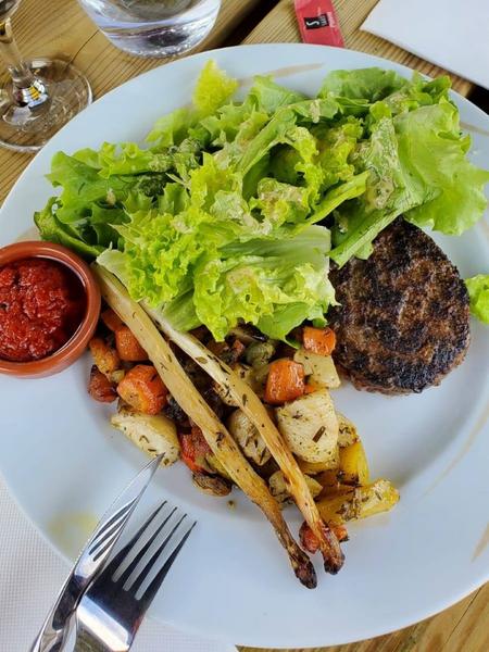 Snack l’autruche gourmande à la ferme du Père Louis_Vézeronce-Curtin