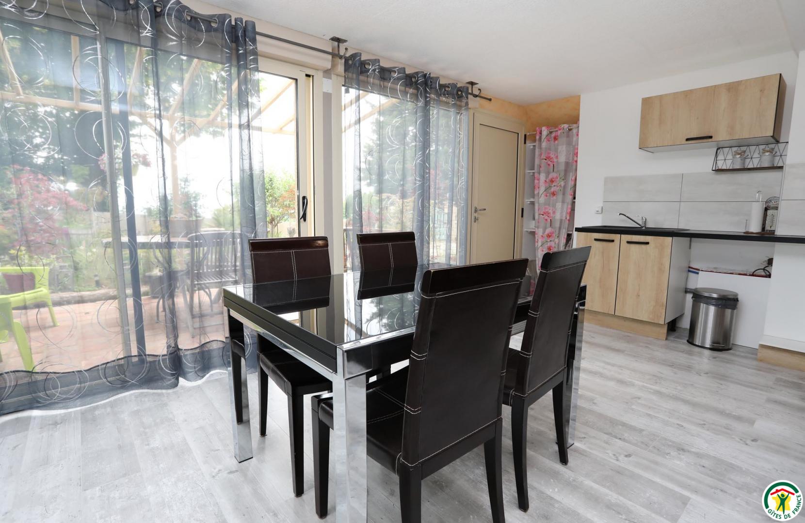 Espace repas et coin cuisine