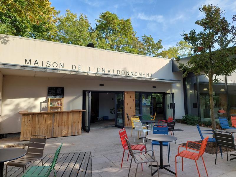 Terrasse devant la Maison de l'Environnement 