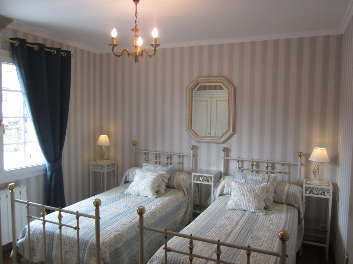 Chambre avec deux lits en 90, de la villa Gîte les Althéas à La Chapelle en Vercors