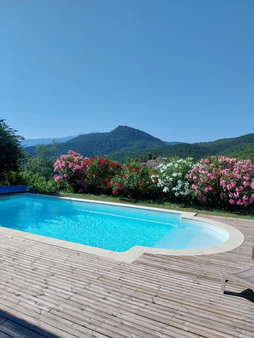 Piscine privative, ouverte de mai à sept inclus, 8.5x4m, fond plat 1m4 profondeur, sécurisé par une alarme