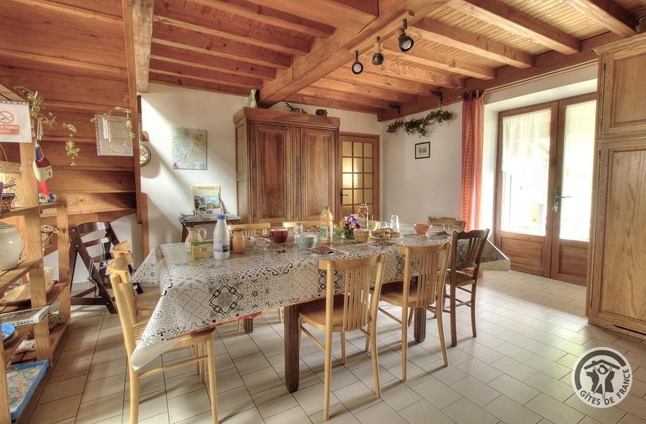 Gîte de la Collonge à Affoux, en Haut Beaujolais, dans le Rhône : le séjour avec accès direct sur la terrasse.