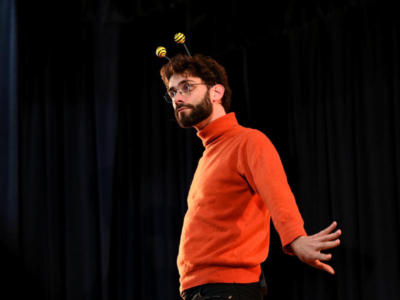 Théâtre-conférence : Abeilles et fleurs, un amour en péril