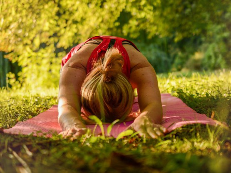 Rando yoga avec coucher de soleil au bord d'un lac