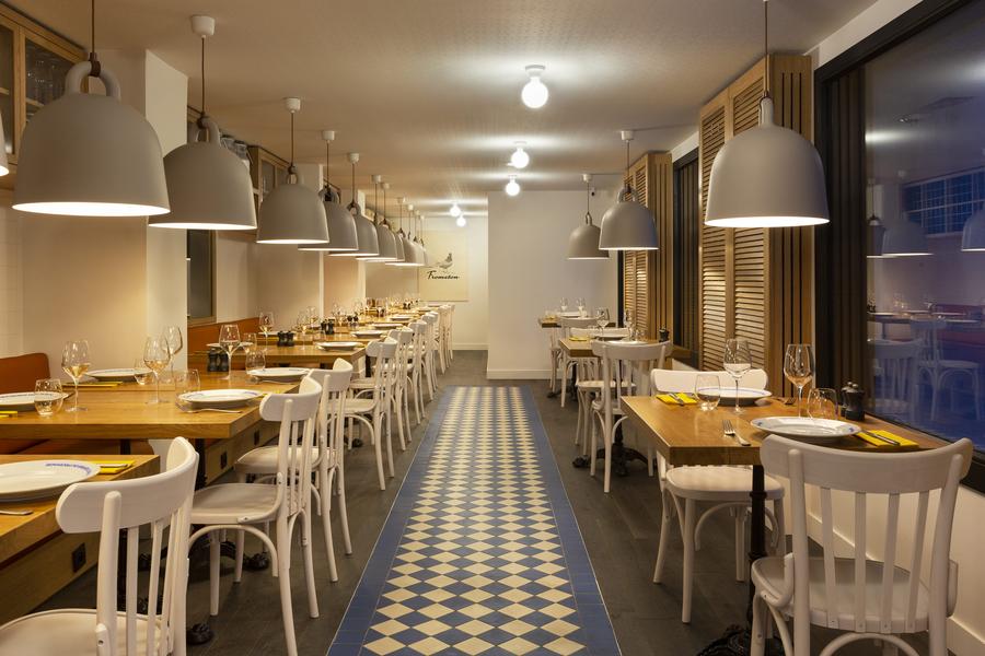 Intérieur de la salle de restauration avec vue sur la station sur la droite