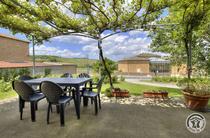 Grand Gîte "l'Amandier" - 15 personnes à Salles Arbuissonnas en Beaujolais dans le Rhône : terrasse sur le devant de la maison.