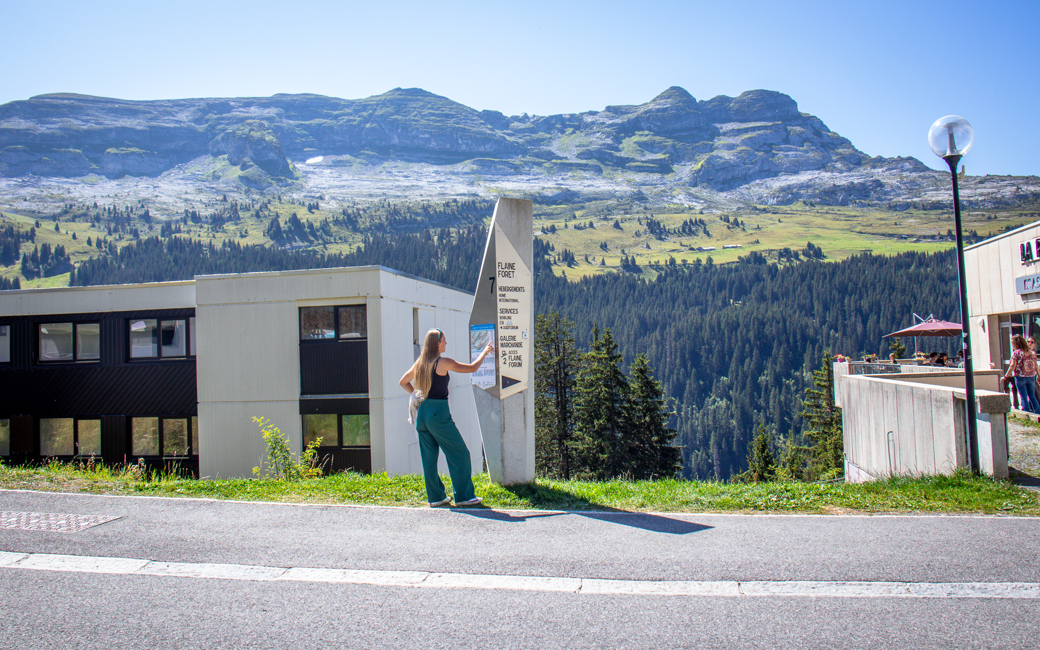 Halte van de pendelbus links van de ingang van het winkelcentrum Flaine Forêt