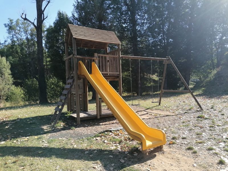 AIRE DE JEUX CAMPING DE PIERRAGEAI