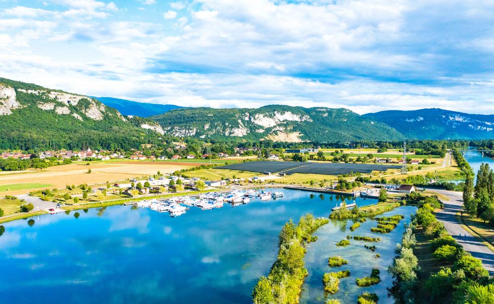 Les Lodges de la ViaRhôna : vue aérienne de notre site au bord de l'eau face au charmant petit port de plaisance de Virignin