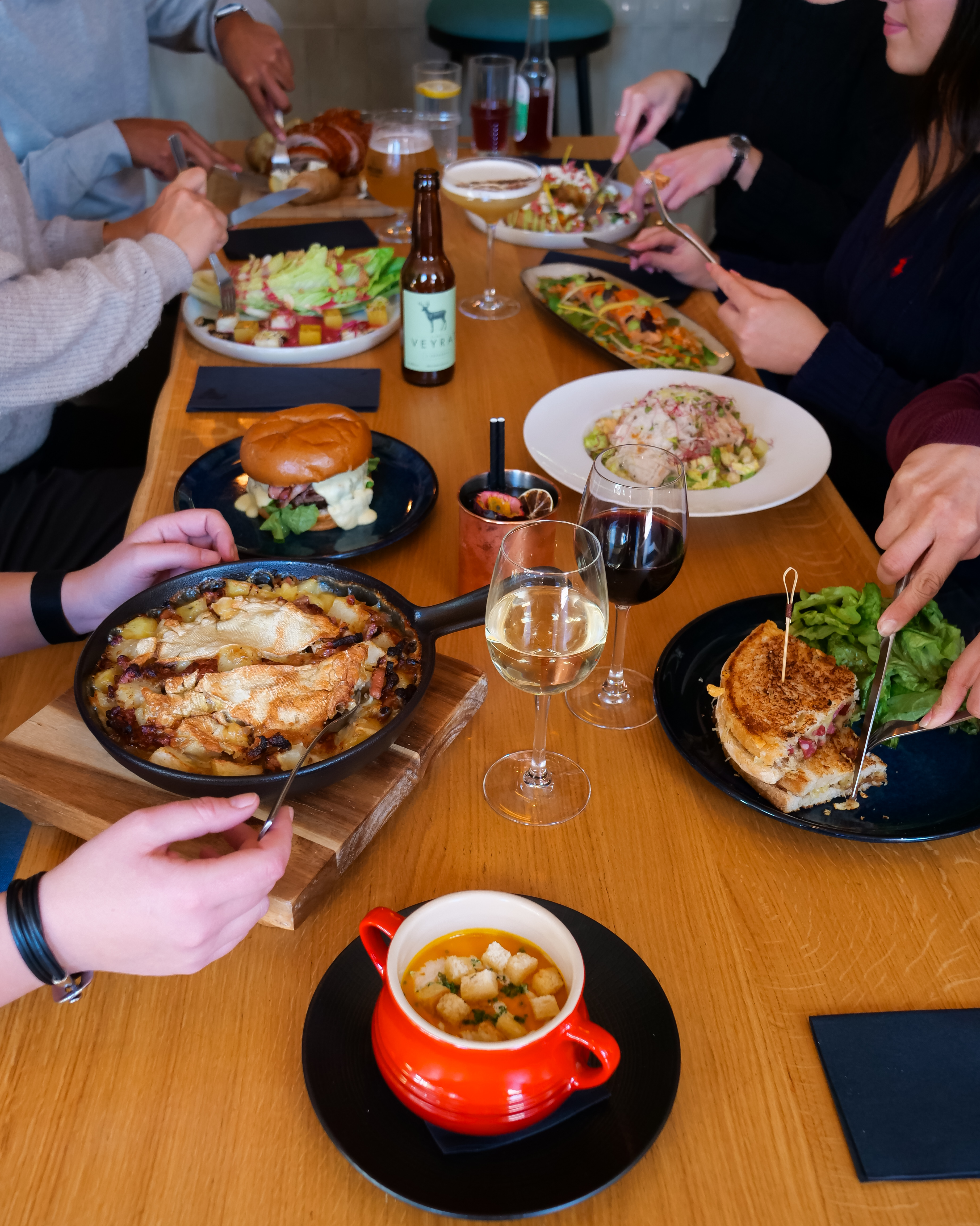 Table avec différents plats proposés par le PlanB