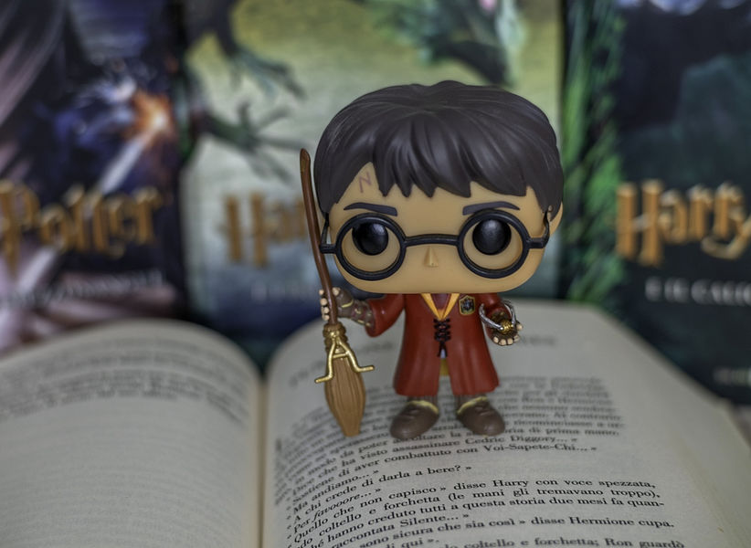 Figurine Harry Potter sur un livre