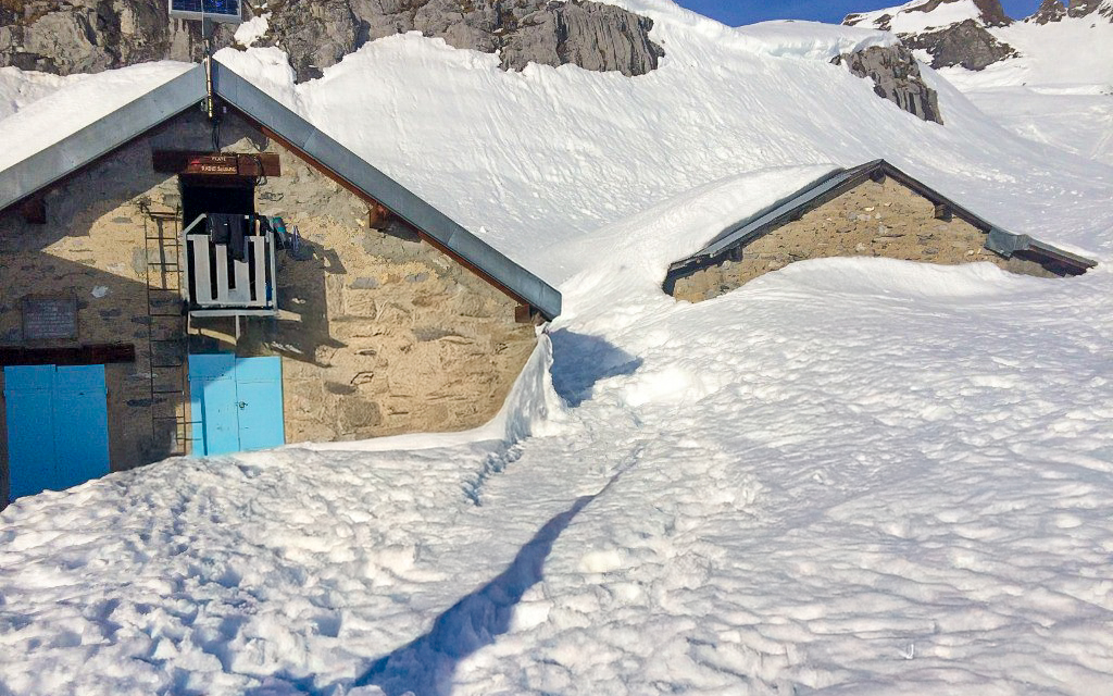 In winter, a ladder at the entrance to the refuge gives access to the dormitory for shelter.